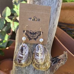 Elegant Gold Oyster Shell Earrings 🦪